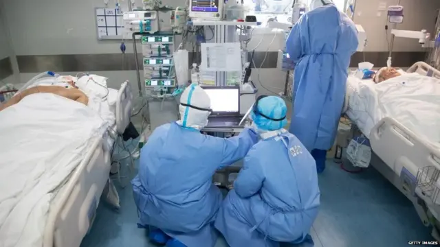 कोरोना वायरस संक्रमण टेस्ट कराता एक शख़्स