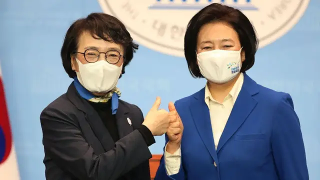 박영선 더불어민주당 서울시장 후보(오른쪽), 김진애 열린민주당 서울시장 후보가 9일 오후 서울 여의도 국회 소통관에서 열린 단일화 방안 발표 기자회견에서 주먹을 맞대고 있다