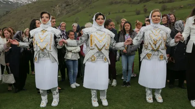 Devojke u goranskoj narodnoj nošnji igraju kolo tokom sabora na proplanku u blizini sela Brod.