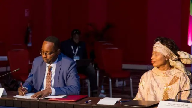 Minisitiri w'ubuzima w'u Rwanda Dr Daniel Ngamije na Minisitiri w'ububanyi n'amahanga wa Sénégal Aïssata Tall Sall mu muhango wo gushyira umukono kuri ayo masezerano i Kigali ku itariki ya 26/10/2021