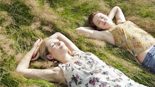 Mulheres tomando solcassino de graçagramado