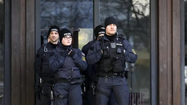 نیروهای پلیس مقابل سالنی که قرار بودند گردهمایی شهروندان ترکیه در آن برپا شود