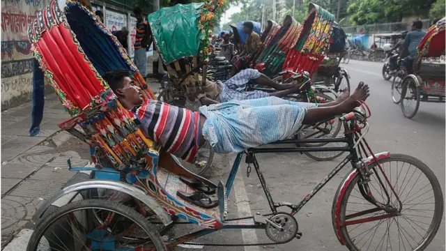 রিকশায় এক চালক ঘুমাচ্ছেন