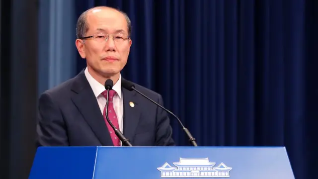 김유근 국가안보실 1차장이 청와대 춘추관에서 지소미아 종료 관련 브리핑을 하고 있다