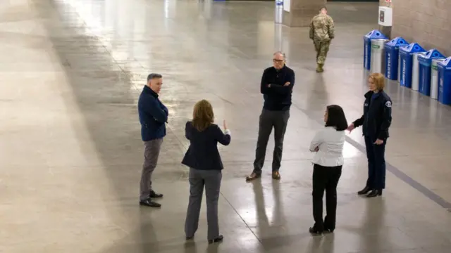 El gobernador de Washington, Jay Inslee, en el centro con los brazos cruzados, junto a otras autoridades del estado en Seattle