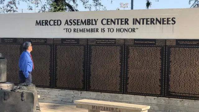 El tío de Konno visita el monumento en el antiguo Centro de Asambleas de Merced