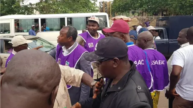 Awọn oṣiṣẹ TUC niwaju ileeṣẹ TCN ni ọjọ aje