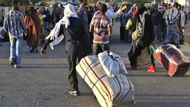 两名埃塞俄比亚妇女从沙特飞抵亚的斯亚贝巴机场