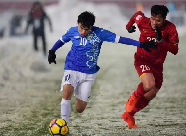 Sidikov Javokhir (Uzbekistan) và Nguyễn Tiến Dụng trong một pha tranh bóng tại trận chung kết U23 hôm 27/1/2018