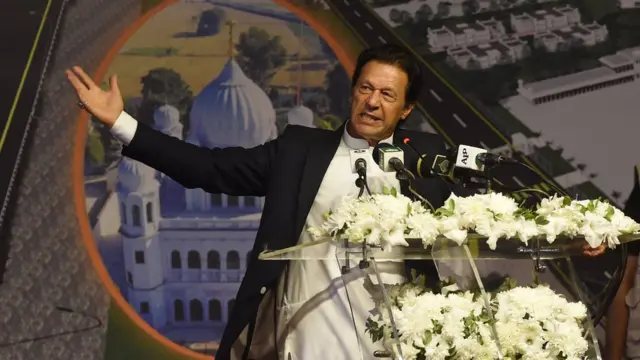 কর্তারপুর শিখদের জন্য খুলে দেওয়ার কথা ঘোষণা করছেন প্রধানমন্ত্রী ইমরান খান। সেপ্টেম্বর, ২০১৮