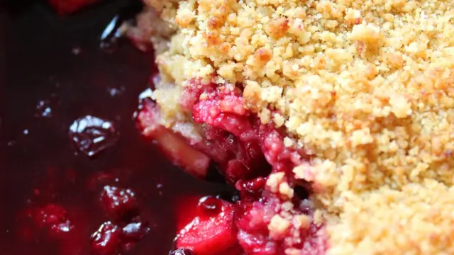 Фруктовый пирог со сладкой присыпкой