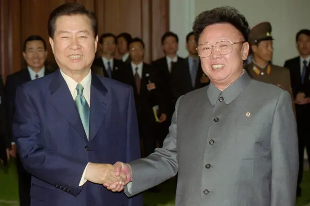 2000 సంవత్సరంలో దక్షిణ కొరియా నాయకుడు కిమ్ దే-జంగ్‌, ఉత్తర కొరియా పాలకుడు కిమ్ జోంగ్-ఇల్ ఉత్తర కొరియా రాజధాని ప్యాంగ్యాంగ్‌లో భేటీ అయ్యారు