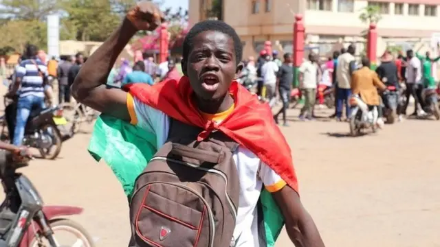 مراهق يظهر دعمه للجيش بعد اعتقال رئيس بوركينا فاسو روش كابوري في واغادوغو، بوركينا فاسو، في 24 يناير/كانون الثاني 2022