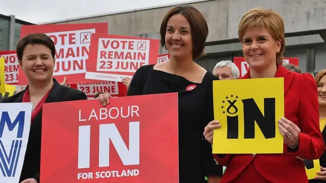 Nicola Sturgeon y otras dirgentes en Escocia durante la campaña a favor de permaner en la UE