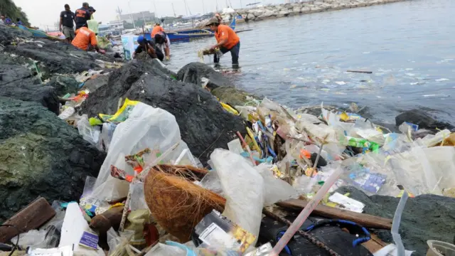 อาสาสมัครในฟิลิปปินส์เก็บรวบรวมขยะจากทะเล