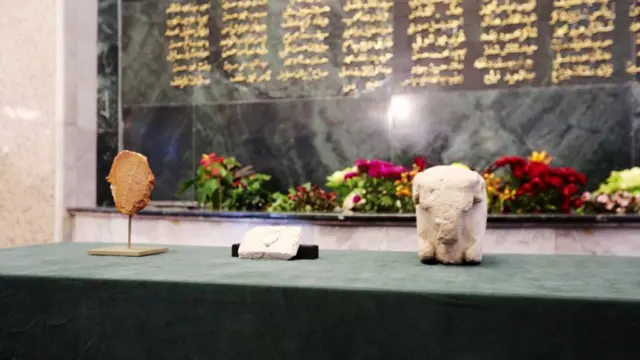 تسلم العراق أيضاً الثلاثاء قطعتين أثريتين، إحداهما "كبش سومري" أعيدت بمساعدة الولايات المتحدة، والأخرى "لوحة سومرية" تمت استعادتها من بريطانيا.