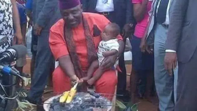 Rochas Okorocha n yan agbado, o tun gbe ọmọ iya alagbado lọwọ