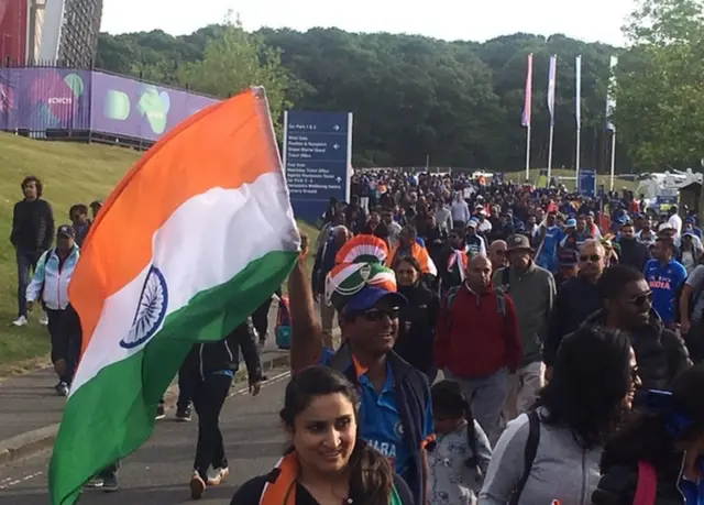 అభిమానుల సందోహం