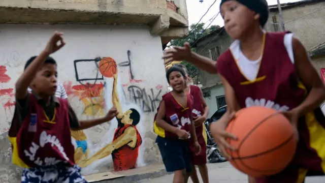 Niños jugando baloncesto