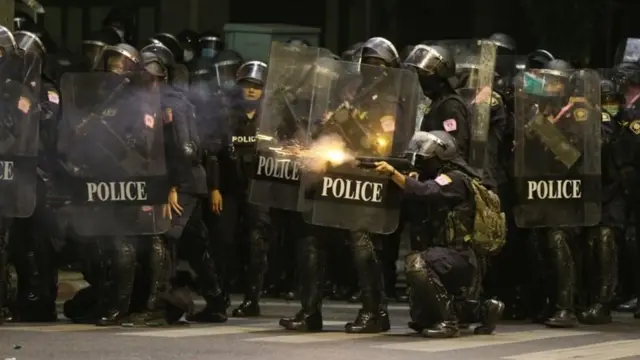 ตำรวจควบคุมฝูงชน