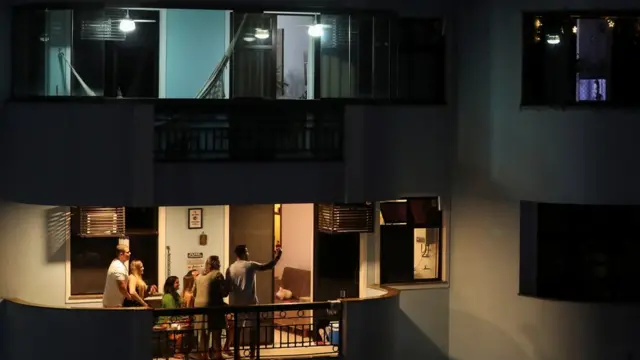 د برازیل په روډیجنیرو کې کورني مراسم، د کورونا له امله خلک ډېر لږ له کورونو وځي.