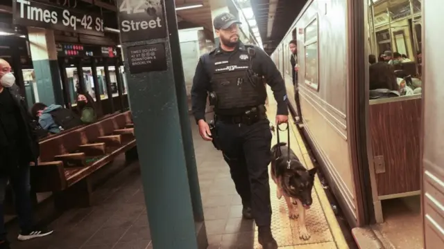 เจ้าหน้าที่เดินตรวจการณ์สถานีรถไฟใต้ดินหลังเกิดเหตุกราดยิง