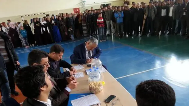 Mardin'in Derik ilçesinde, kalabalık nedeniyle sonuçların kura ile belirlendiği iş başvurusu.