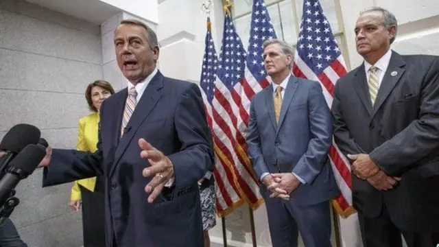 சபாநாயகர் ஜான்போஹெனர் தலைமையில் குடியரசு கட்சியை சேர்ந்தவர்கள் ஒபாமாவின் நிர்வாக ஆணைகளுக்கு எதிராக பேசிய தருணம்.