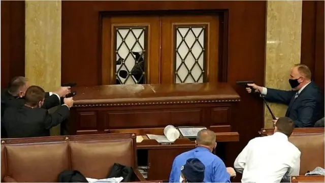 চেম্বারের ভেতরে পুলিশ আর বিক্ষোভকারীরা মুখোমুখি