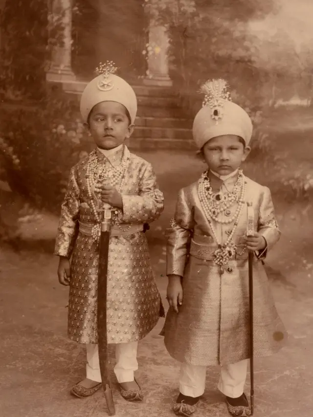 இரு குழந்தைகள்