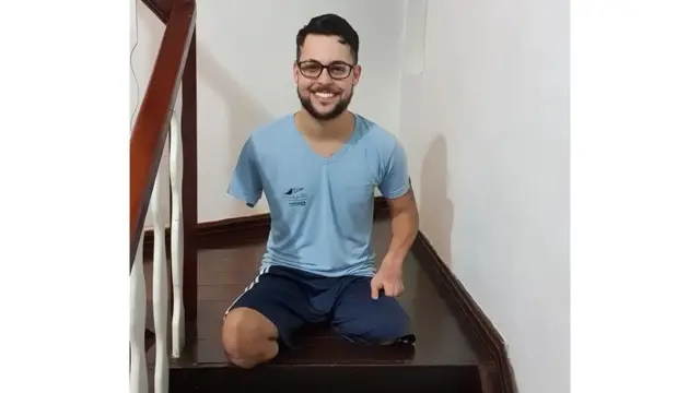 Após acidente, rapaz teve de reaprender a viver sem os membros. Hoje, afirma que consegue fazer diversas atividades do cotidiano sozinho