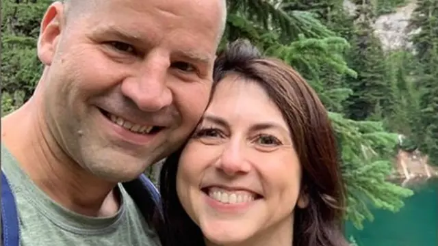 MacKenzie Scott na Dan Jewett.