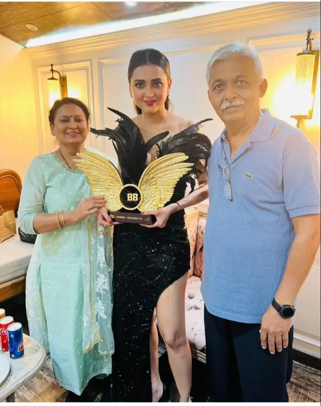 अपने मां पिता के साथ तेजस्वी प्रकाश