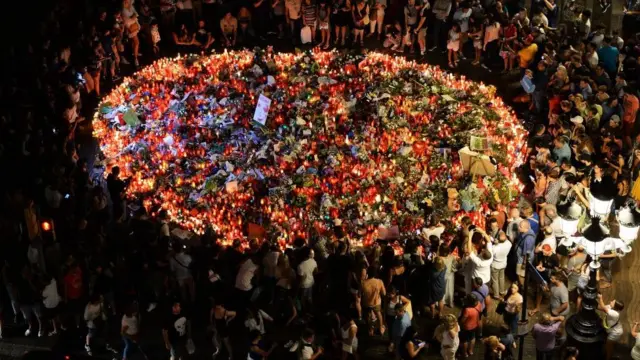 акция памяти жертв террористического нападения в барселоне