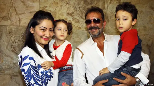 मुलं इकरा आणि शाहरानसोबत मान्यता आणि संजय