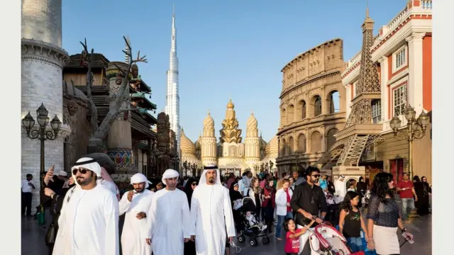 "Всемирная деревня", торговый центр и парк развлечений, где 32 павильона представляют 75 стран мира. 7 January 2017 г.