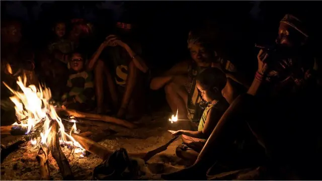 해가 저문 후에 불가에 모여 이야기를 나누는 것은 비산업사회에서 흔히 볼 수 있는 풍경이다