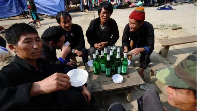 Một nhóm đàn ông Hmong ngoài chợ