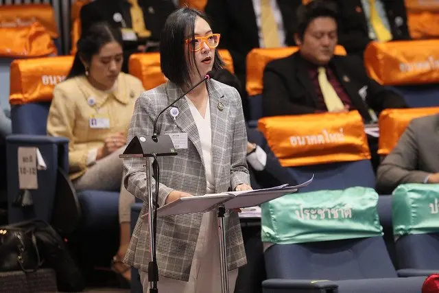 น.ส.กุลธิดา รุ่งเรืองเกียรติ ส.ส. พรรคอนาคตใหม่ อภิปรายเรื่องนโยบายการศึกษา