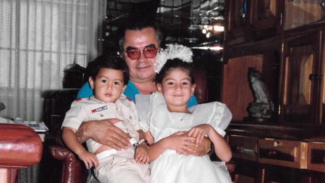 Diana Trujillo cuando niña en Cali junto a su hermano y su abuelo
