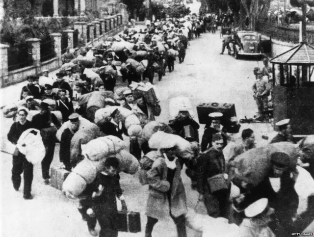 1941年,英國戰俘離開香港被轉送到一個日本戰俘營。