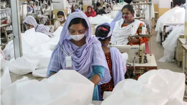 গার্মেন্টস কারখানায় নারী শ্রমিকরা কাপড় সেলাই করছেন।