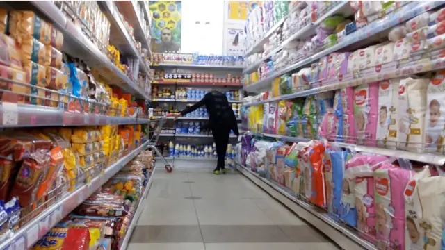 Бозорлар ва бошқа дўконлар ҳам очиқ, савдо қизғин ва нархлар ҳам деярли ошгани йўқ.