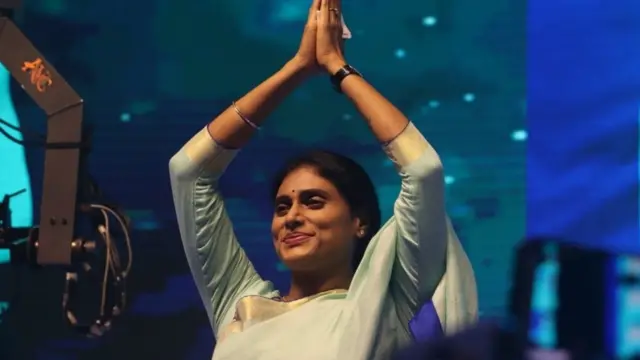 పార్టీ అభిమానులకు అభివాదం చేస్తున్న షర్మిల