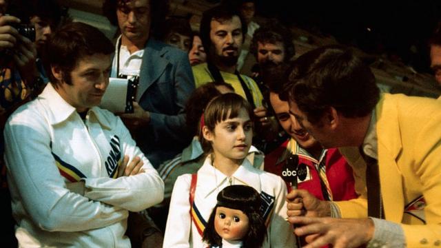 Nadia Comaneci, de 14 años, es rodeada por la prensa internacional durante los Juegos de Montreal 1976