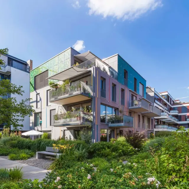 Jerman, Kota ini dikenal inovatif dan hijau, dengan perumahan modern yang dirancang hemat energi.