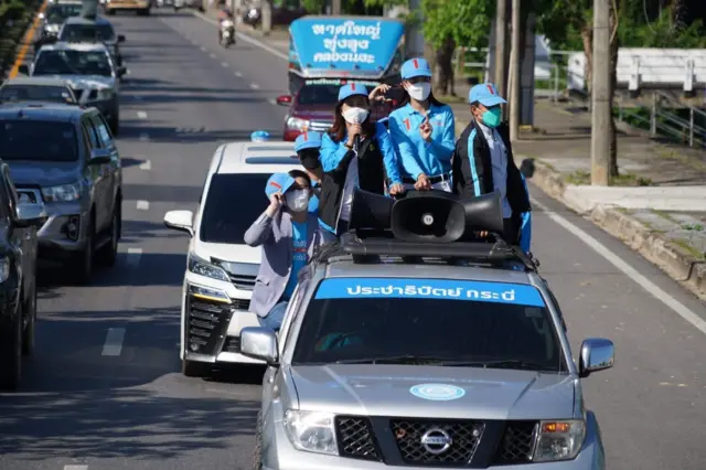 กลุ่ม "พลังหญิง" หาเสียงช่วยผู้สมัคร ส.ส.สงขลา ผู้เป็นภรรยาของนายเดชอิศม์