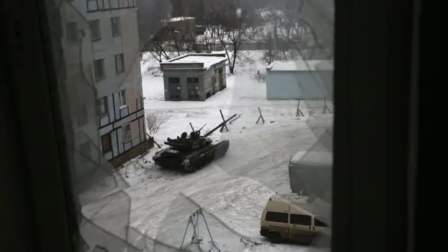 Tanques de guerra circulando por las calles de la ciudad de Avdiivka, Ucrania