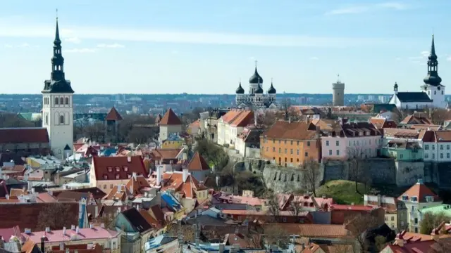 في الأول من أغسطس/آب، دشنت السلطات الإستونية برنامجا لمنح تأشيرات الإقامة والعمل عن بعد من على أراضيها، وذلك بعد تحضيرات استمرت عامين، ما يعني أن هذا البرنامج غير مرتبط بوباء كورونا