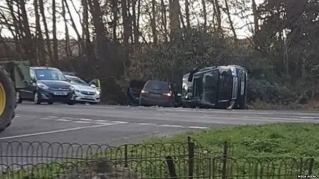 பிரிட்டன் இளவரசர் பிலிப் ஒட்டிச் சென்ற கார் விபத்து; காயமேதுமின்றி உயிர் தப்பினார்